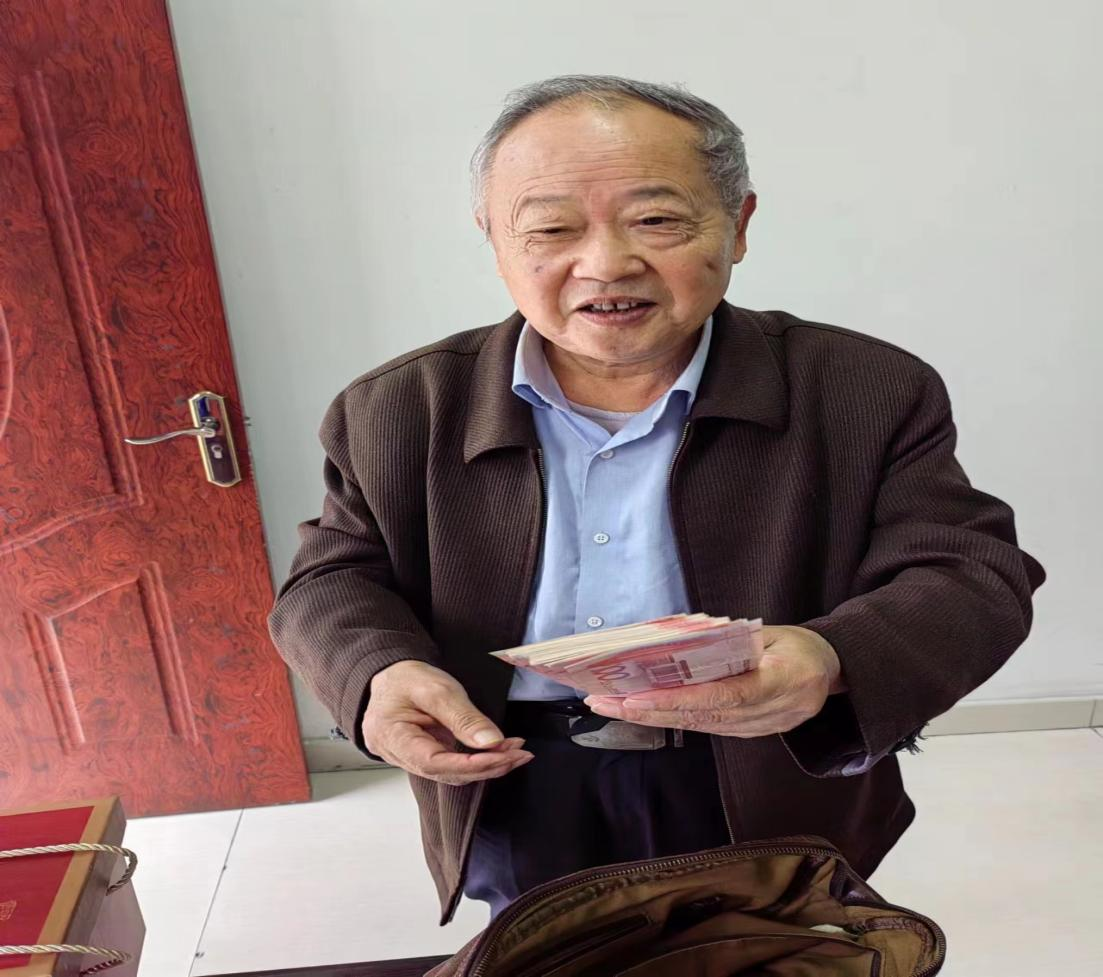 驾驶员拾金不昧23928.png